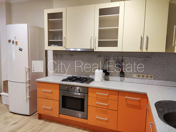 Pagalma ēka, renovēta māja, labiekārtota apzaļumota teritorija, istabas izolētas 2 gab., Rīga - foto 1