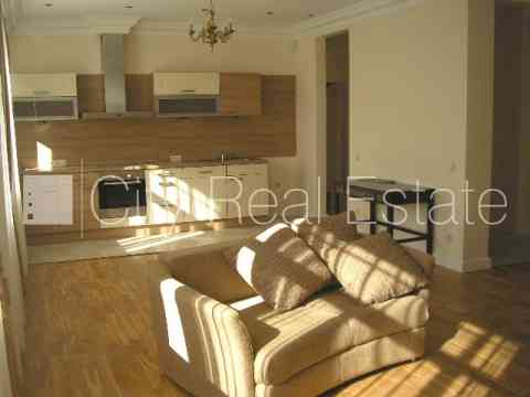 Фасадный дом, реновированный дом, место для машины, охраняемая автостоянка, Рига