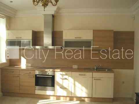 Фасадный дом, реновированный дом, место для машины, охраняемая автостоянка, Рига