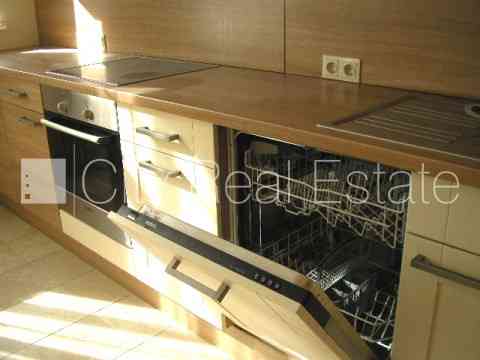 Фасадный дом, реновированный дом, место для машины, охраняемая автостоянка, Рига