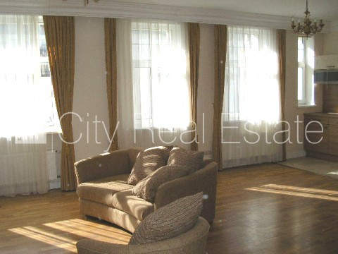 Фасадный дом, реновированный дом, место для машины, охраняемая автостоянка, Рига - изображение 2