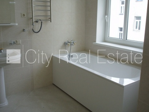 Фасадный дом, реновированный дом, место для машины, охраняемая автостоянка, Рига - изображение 15