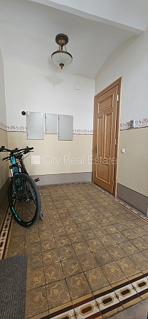 Фасадный дом, реновированный дом, закрытый двор, место для машины, вход с улицы и Рига - изображение 18