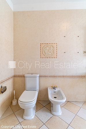 Фасадный дом, реновированный дом, закрытый двор, место для машины, вход с улицы и Рига - изображение 15