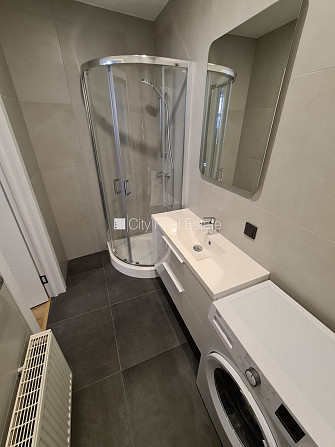 Фасадный дом, реновированный дом, закрытый двор, вход с улицы, лифт, лестничная Рига - изображение 17