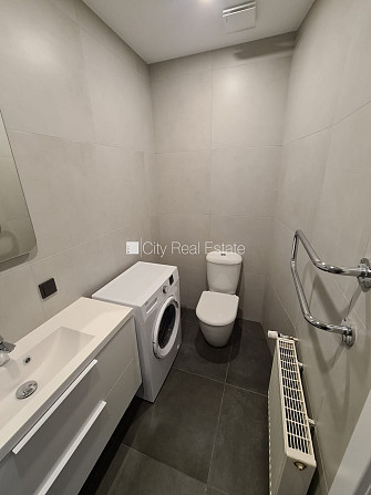 Фасадный дом, реновированный дом, закрытый двор, вход с улицы, лифт, лестничная Рига - изображение 19