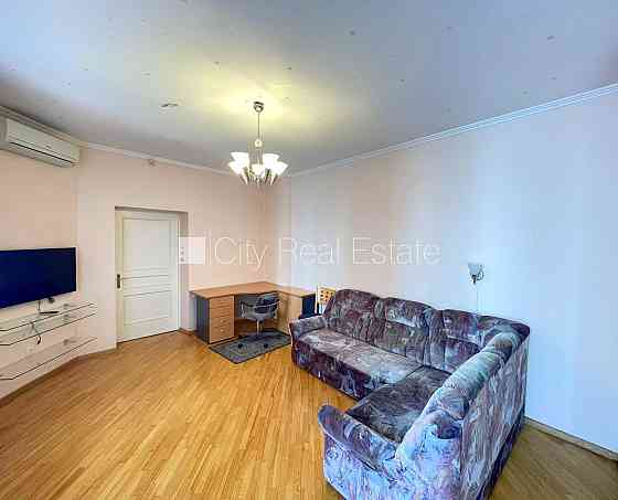 Здание во дворе, закрытый двор, вход со двора, окна выходят во двор, количество Рига