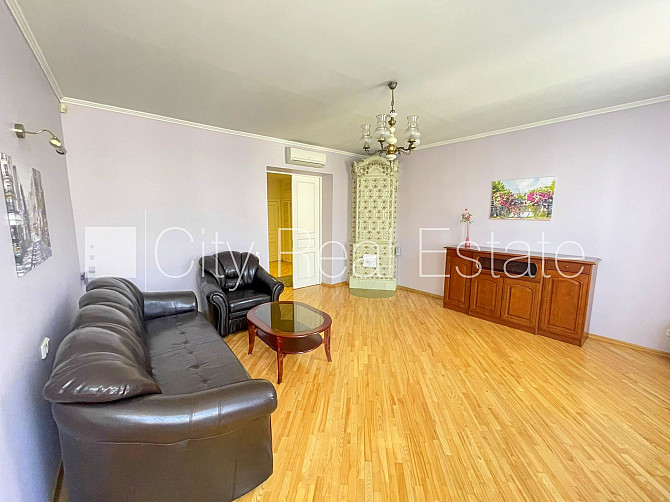 Здание во дворе, закрытый двор, вход со двора, окна выходят во двор, количество Рига - изображение 1