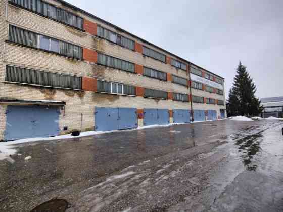 Tiek iznomātas neapkurināmas noliktavu telpas centrā, Sporta ielā.  Līdzena betona grīda. Plaši vārt Рига