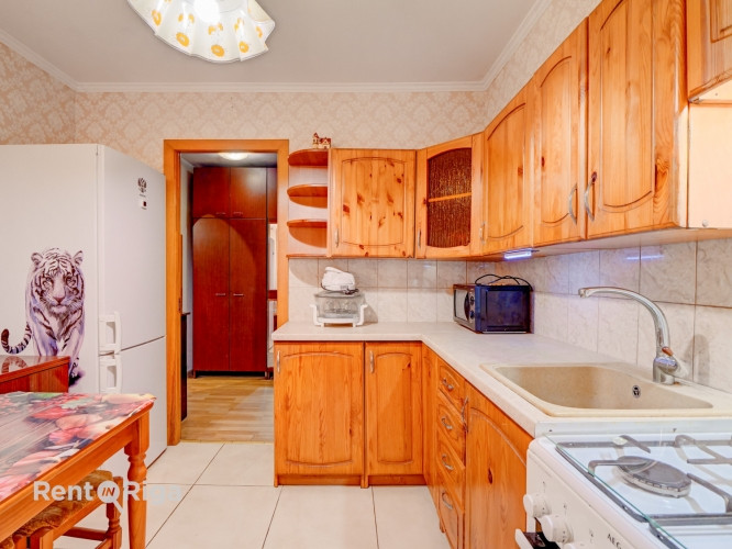 Ilgtermiņā tiek izīrēts mājīgs 2 istabu dzīvoklis Pļavniekos.  Tiek piedāvāts gaišs un Rīga - foto 1