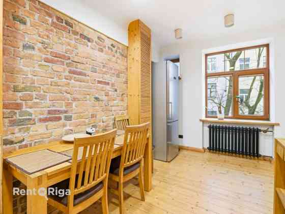 Izīrē gaišu un mājīgu divistabu dzīvokli Rīgas centrā!  Viesistaba ir ar lieliem logiem un augstajie Рига