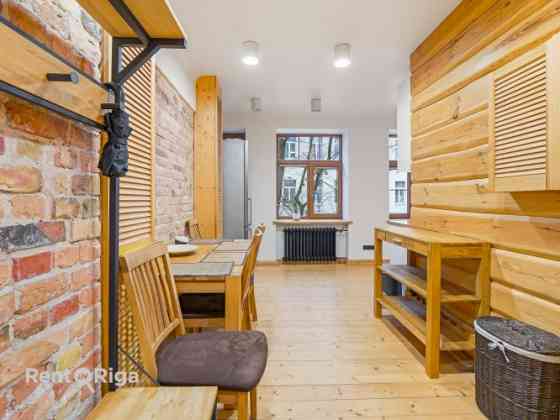 Izīrē gaišu un mājīgu divistabu dzīvokli Rīgas centrā!  Viesistaba ir ar lieliem logiem un augstajie Рига