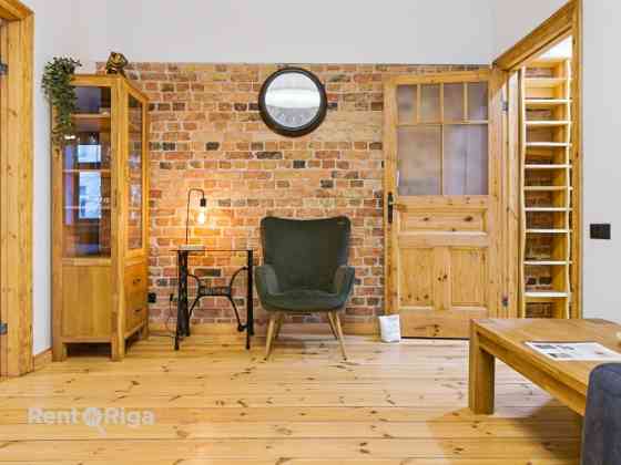 Izīrē gaišu un mājīgu divistabu dzīvokli Rīgas centrā!  Viesistaba ir ar lieliem logiem un augstajie Рига