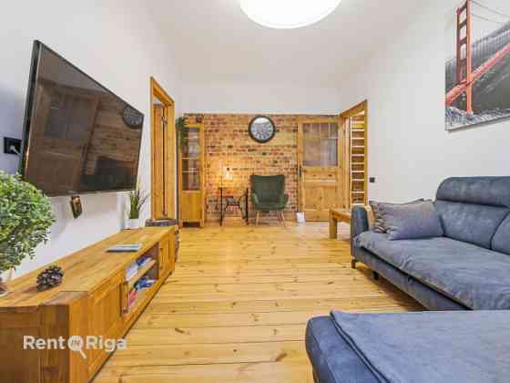 Izīrē gaišu un mājīgu divistabu dzīvokli Rīgas centrā!  Viesistaba ir ar lieliem logiem un augstajie Rīga