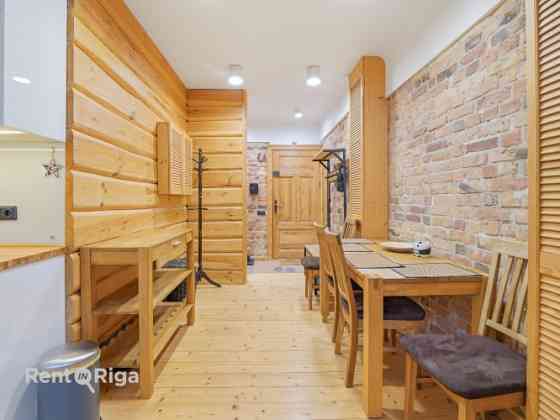 Izīrē gaišu un mājīgu divistabu dzīvokli Rīgas centrā!  Viesistaba ir ar lieliem logiem un augstajie Рига
