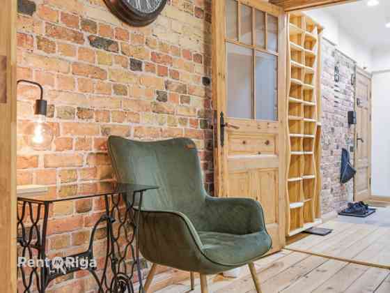 Izīrē gaišu un mājīgu divistabu dzīvokli Rīgas centrā!  Viesistaba ir ar lieliem logiem un augstajie Рига