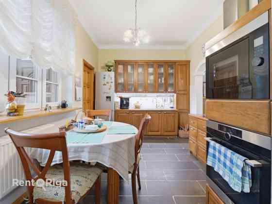 Plaša privātmāja labā stāvoklī Vimbukrogā pirms Ķekavas.  Ēkas 1.stāvā ir plaša viesistaba, kas apvi Кекавская вол.