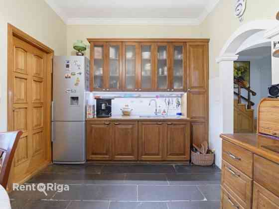 Plaša privātmāja labā stāvoklī Vimbukrogā pirms Ķekavas.  Ēkas 1.stāvā ir plaša viesistaba, kas apvi Кекавская вол.