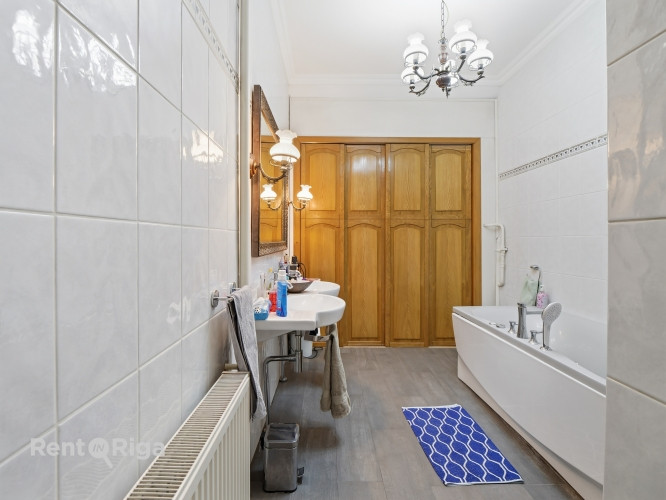 Plaša privātmāja labā stāvoklī Vimbukrogā pirms Ķekavas.  Ēkas 1.stāvā ir plaša viesistaba, kas apvi Кекавская вол. - изображение 8