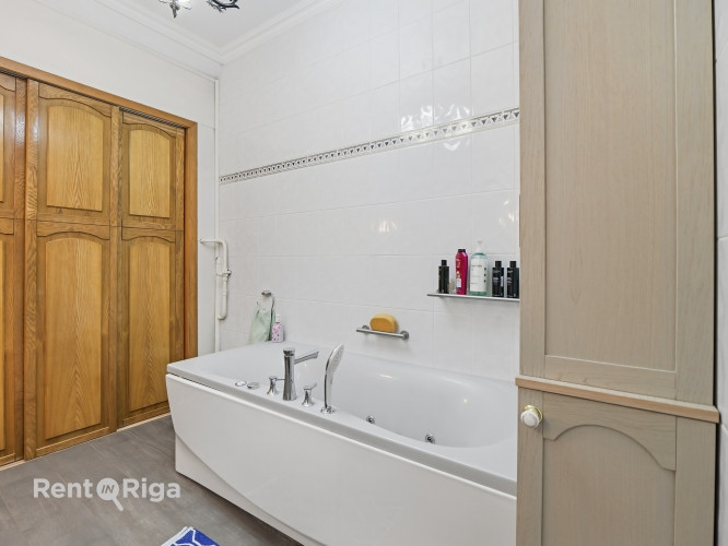 Plaša privātmāja labā stāvoklī Vimbukrogā pirms Ķekavas.  Ēkas 1.stāvā ir plaša viesistaba, kas apvi Кекавская вол. - изображение 9