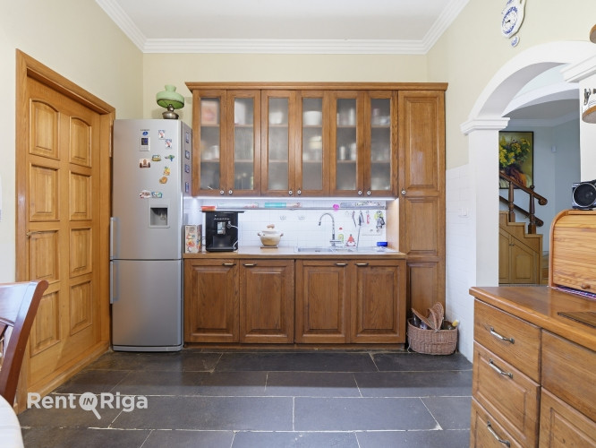 Plaša privātmāja labā stāvoklī Vimbukrogā pirms Ķekavas.  Ēkas 1.stāvā ir plaša viesistaba, kas apvi Кекавская вол. - изображение 6