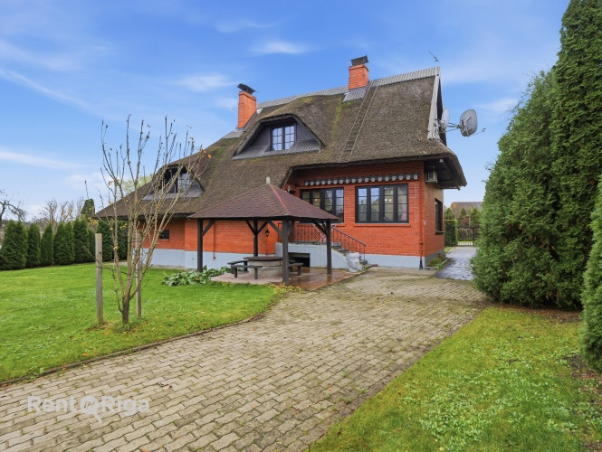 Plaša privātmāja labā stāvoklī Vimbukrogā pirms Ķekavas.  Ēkas 1.stāvā ir plaša viesistaba, kas apvi Кекавская вол. - изображение 1