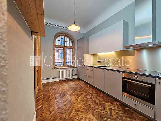 Дом во дворе, благоустроенный озеленённый двор, закрытая территория, охраняемая Рига