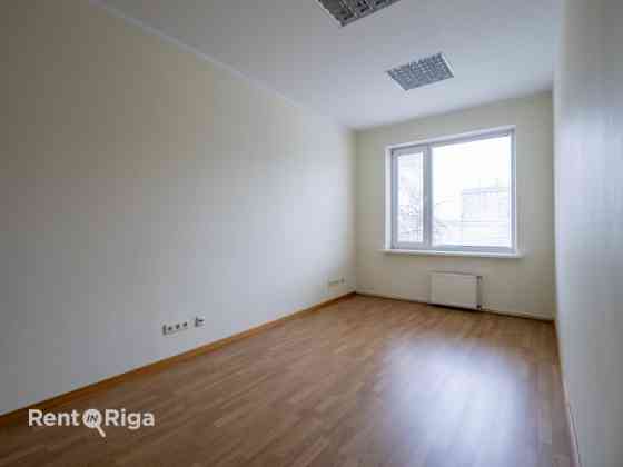 В трёхэтажном офисном здании на Ганибу дамбис предлагается в аренду весь третий Rīga