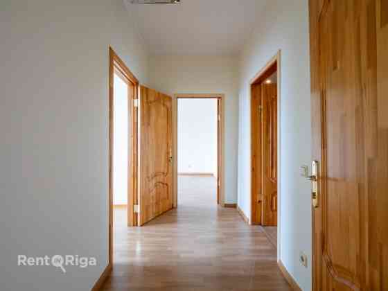 В трёхэтажном офисном здании на Ганибу дамбис предлагается в аренду весь третий Rīga