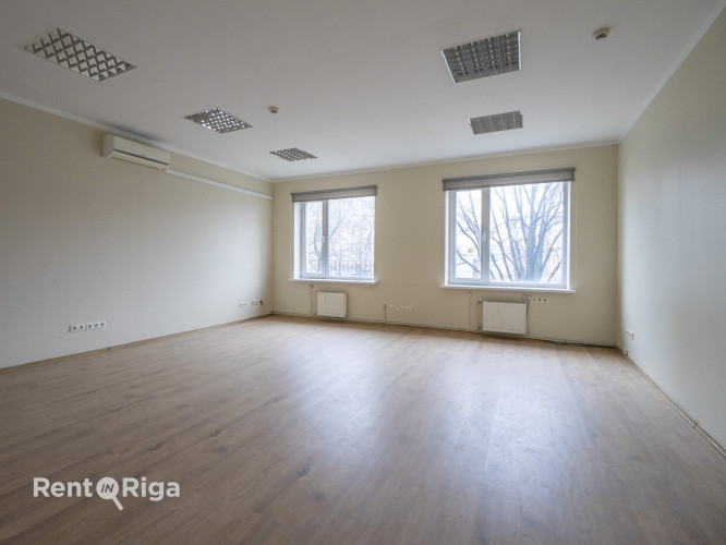 Trīs stāvu biroja ēkā Ganību dambī tiek piedāvāts viss trešais stāvs uz nomu.   Ofisa Rīga - foto 1