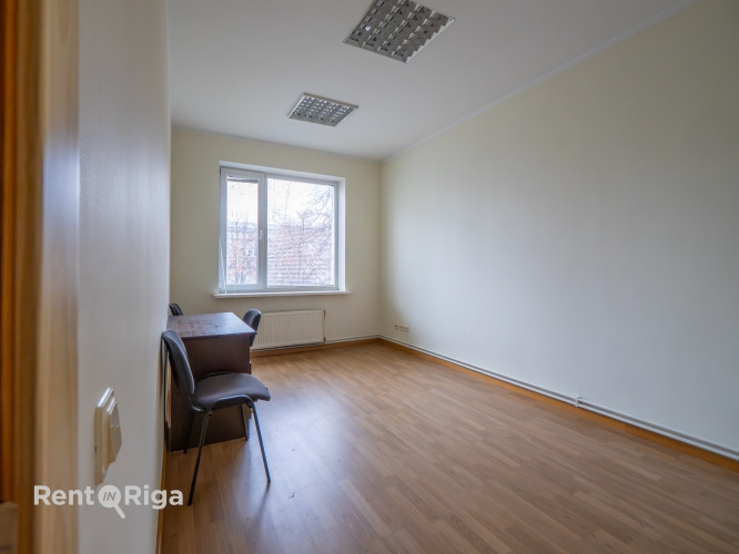 Trīs stāvu biroja ēkā Ganību dambī tiek piedāvāts viss trešais stāvs uz nomu.   Ofisa Rīga - foto 9
