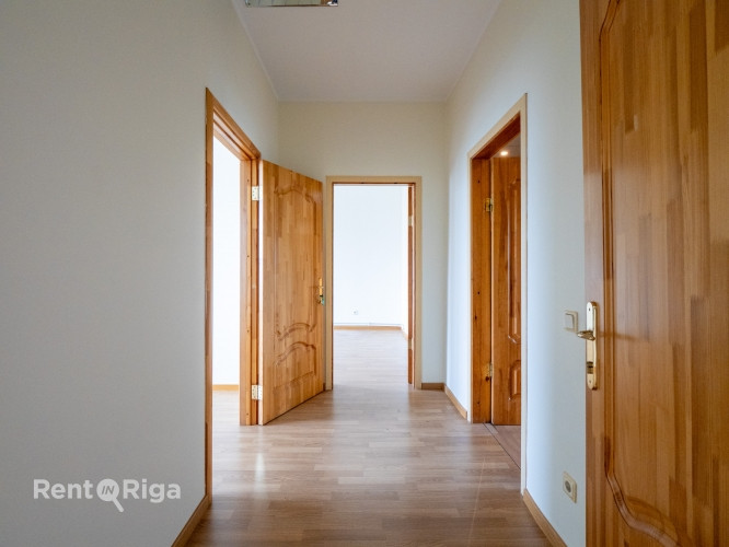 Trīs stāvu biroja ēkā Ganību dambī tiek piedāvāts viss trešais stāvs uz nomu.   Ofisa Rīga - foto 4