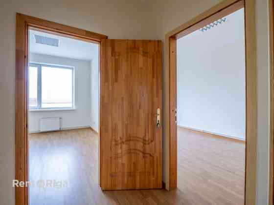 Офис с тремя отдельными кабинетами!  В трёхэтажном офисном здании на Ганību дамбис Rīga