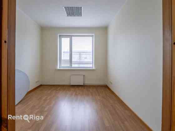 Офис с тремя отдельными кабинетами!  В трёхэтажном офисном здании на Ганību дамбис Rīga