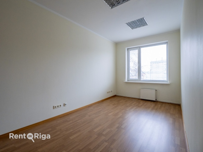 Trīs atsevišķu kabinetu ofiss!  Trīs stāvu biroja ēkā Ganību dambī ir pieejami ofisi uz Rīga - foto 3
