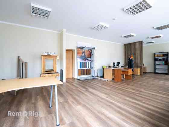 Большое и просторное помещение с отдельным кабинетом, большой офисной зоной Rīga