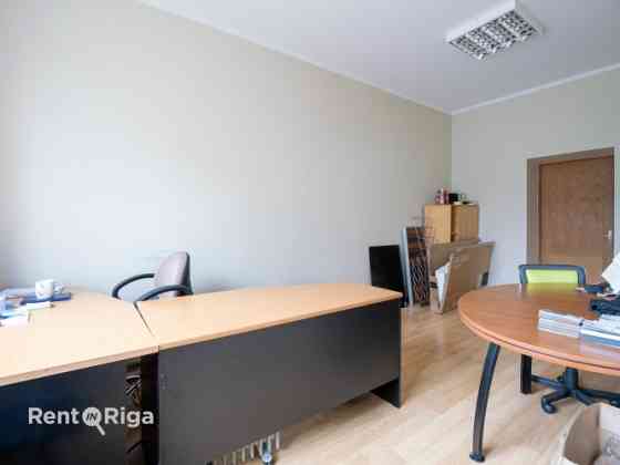 Большое и просторное помещение с отдельным кабинетом, большой офисной зоной Рига