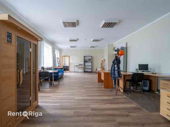 Большое и просторное помещение с отдельным кабинетом, большой офисной зоной Рига