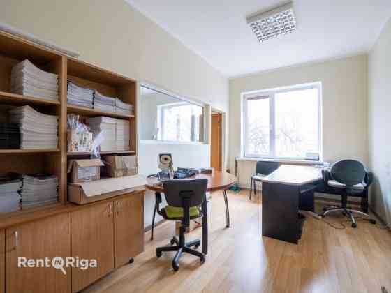 Большое и просторное помещение с отдельным кабинетом, большой офисной зоной Рига