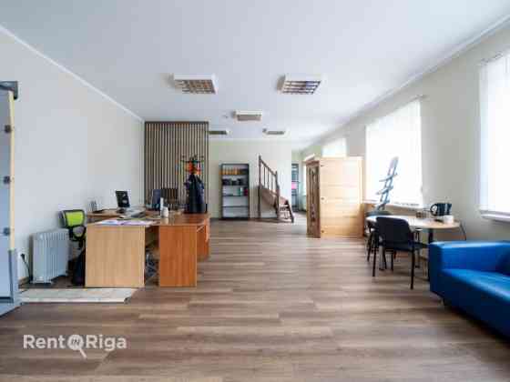 Большое и просторное помещение с отдельным кабинетом, большой офисной зоной Рига