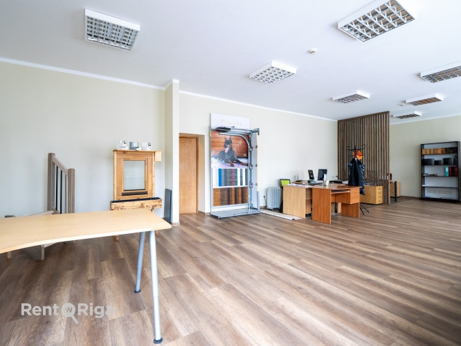 Большое и просторное помещение с отдельным кабинетом, большой офисной зоной Рига - изображение 1