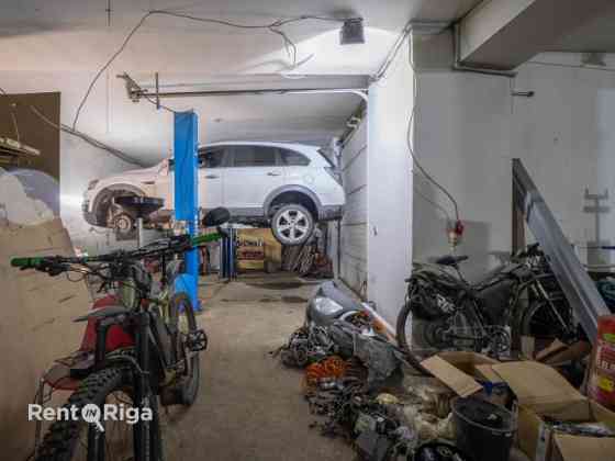 Помещение с двумя въездами/подъёмными воротами на Ганību дамбī.  Помещение Рига