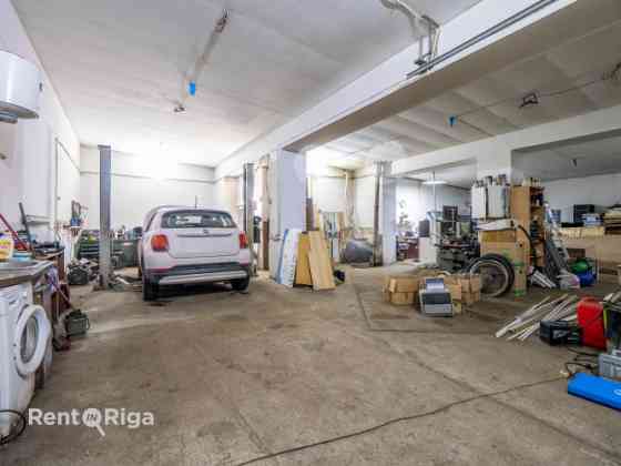 Помещение с двумя въездами/подъёмными воротами на Ганību дамбī.  Помещение Рига