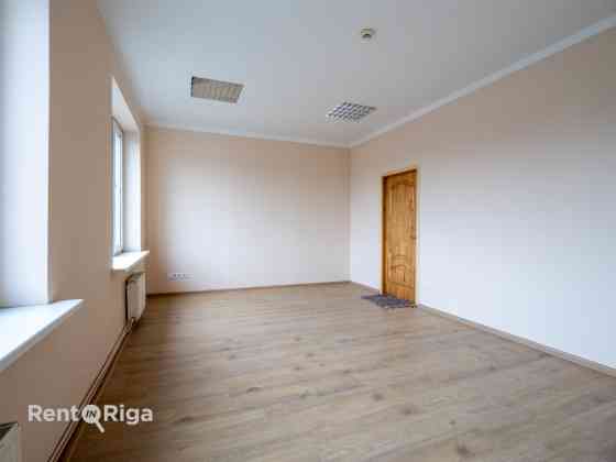 В трёхэтажном офисном здании на Ганību дамбис доступны офисы в аренду. В здании Рига