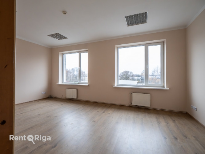 В трёхэтажном офисном здании на Ганību дамбис доступны офисы в аренду. В здании Рига - изображение 1