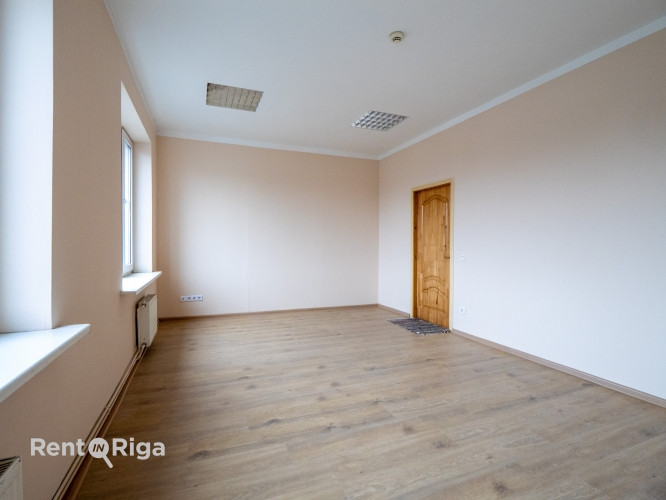 В трёхэтажном офисном здании на Ганību дамбис доступны офисы в аренду. В здании Рига - изображение 2