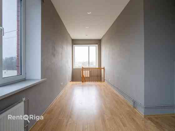 Двухэтажный офис на Ганибу дамбис.  В офисном здании  чистая и ухоженная Рига