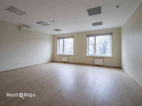 В трёхэтажном офисном здании на Ганибу дамбис доступны офисы в аренду. В офисном Рига