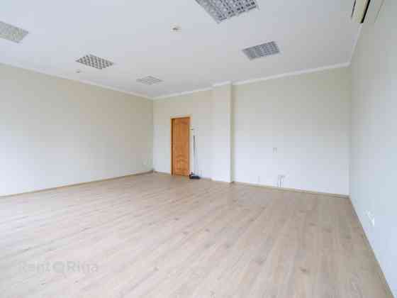 В трёхэтажном офисном здании на Ганибу дамбис доступны офисы в аренду. В офисном Рига