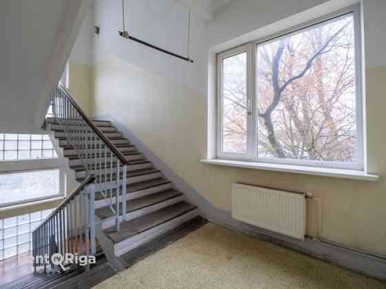 В трёхэтажном офисном здании на Ганибу дамбис доступны офисы в аренду. В офисном Рига